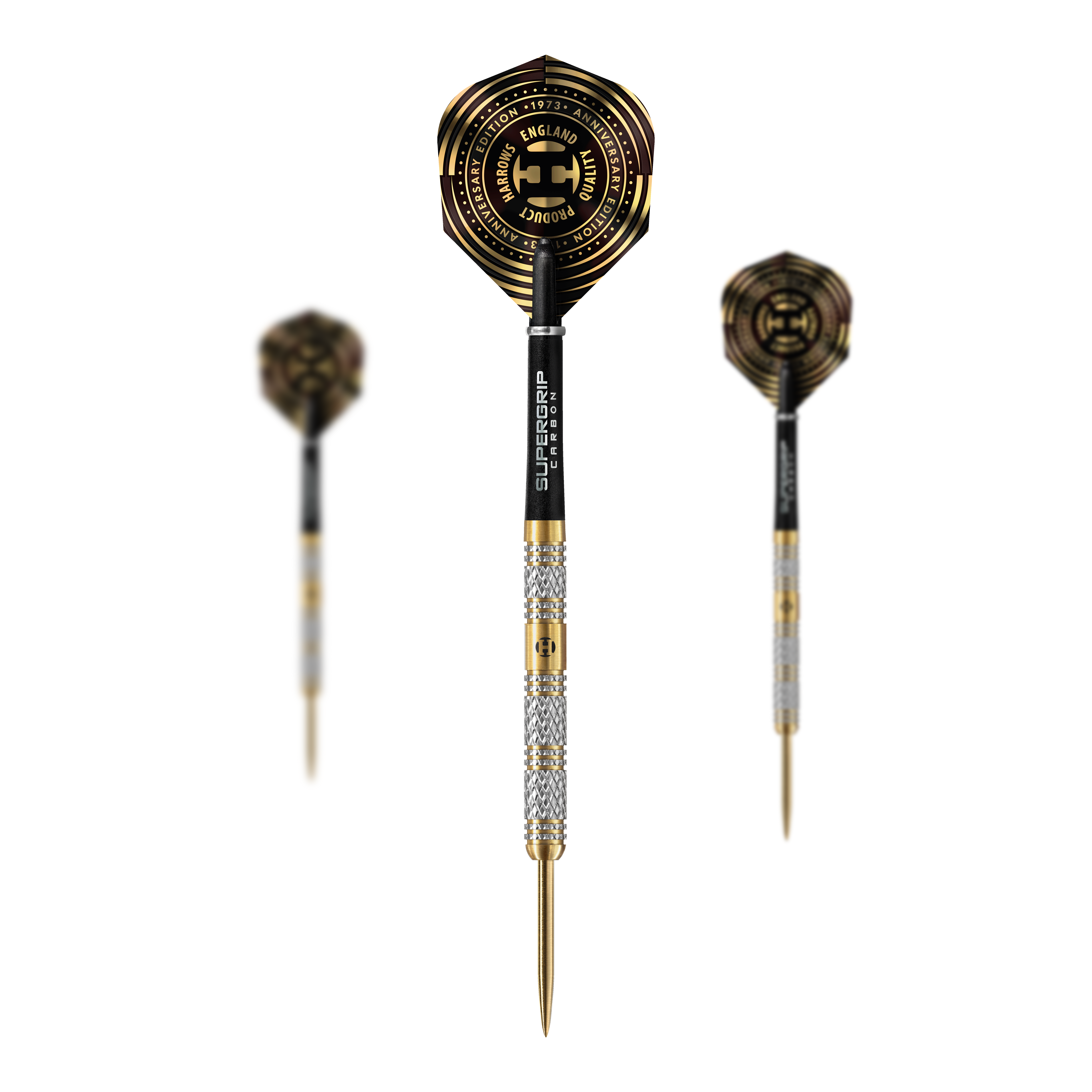 Harrows Anniversary Edition Magnum Steeldarts Das Bild zeigt drei hochwertige Steeldarts mit goldenen und silbernen Akzenten sowie schwarzen Flights. In der Mitte steht ein Dart mit der Aufschrift "Supergrip" und einem besonderen Jubiläumsdesign.
