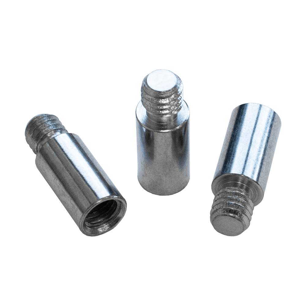 Auf dem Bild sind drei silberne Metallstifte mit Gewinde zu sehen. Sie liegen auf einer hellen Oberfläche und sind unterschiedlich ausgerichtet.