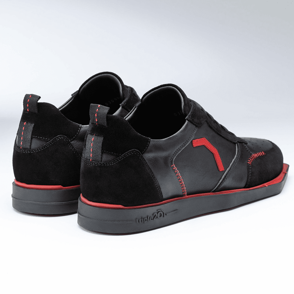 20101001-00_Triple20_Dartschuhe_Leder_Schwarz_Rot_3 Die Abbildung zeigt ein Paar schwarze Leder-Dartschuhe mit roten Akzenten. Die Schuhe tragen den Namen "Triple20 Dartschuhe Leder - Schwarz Rot".