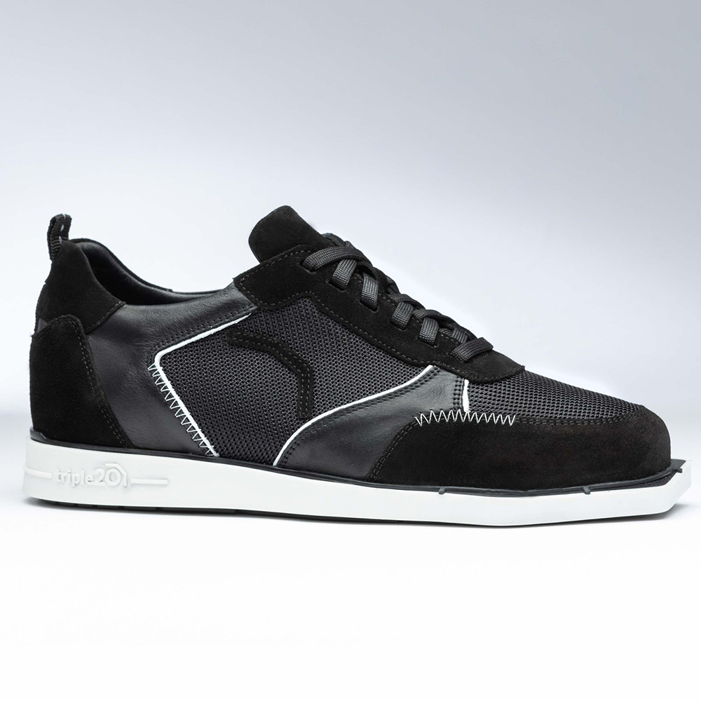 20201003-00_Triple20_Dartschuhe_Textil_Leder_Schwarz_Weiss_2 Der Schuh "Triple20 Dartschuhe Textil Leder - Schwarz Weiß" ist ein sportlicher Sneaker in Schwarz mit weißen Akzenten. Er besteht aus einer Kombination aus Textil und Leder und hat eine weiße Sohle.