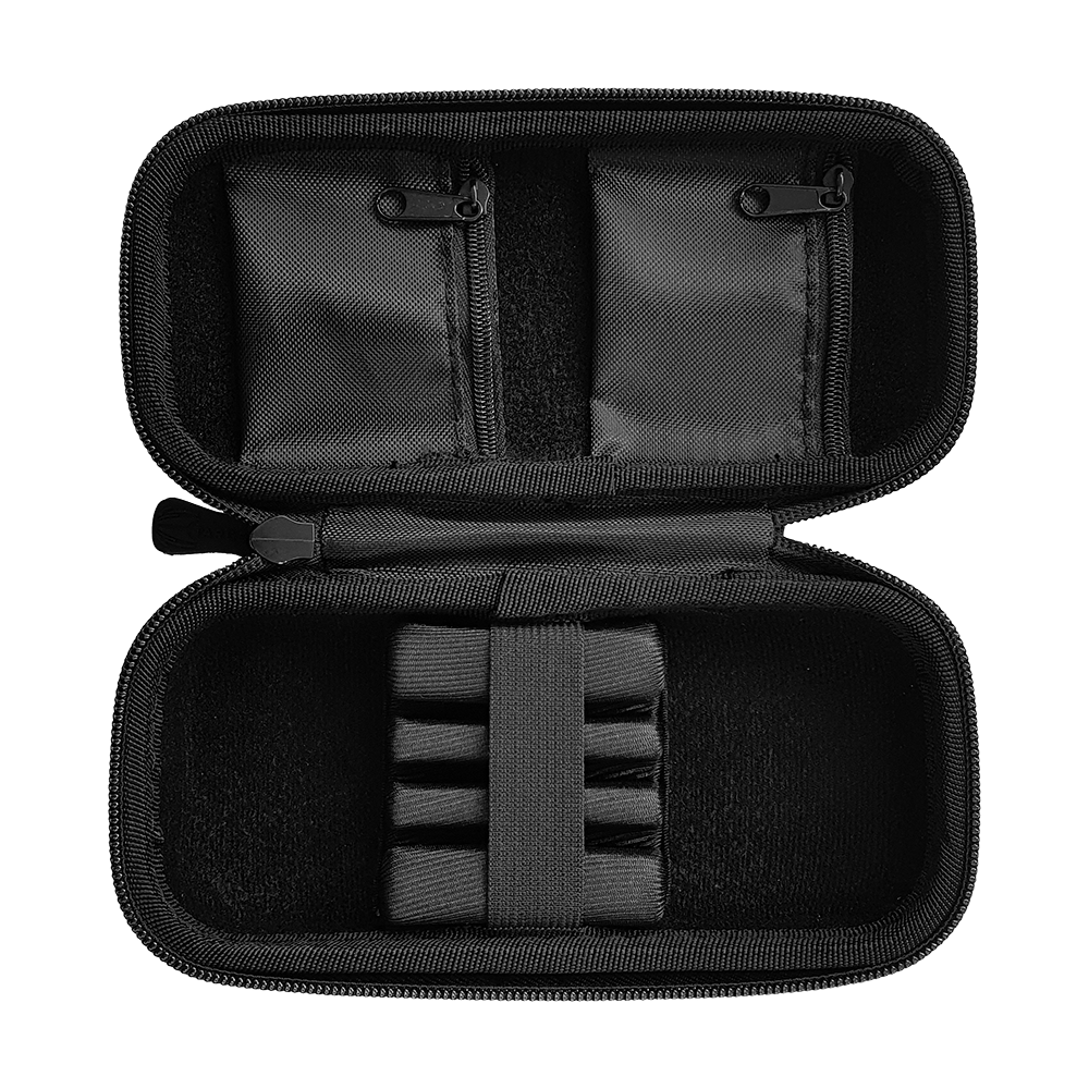 _Target_Takoma_Dartwallet_3_OPENxXs1mBQkZECRp Das Bild zeigt ein offenes, schwarzes Dartetui mit mehreren Fächern und elastischen Haltern. Im Inneren befinden sich zwei kleine Reißverschlussfächer sowie Platz für Dartzubehör.