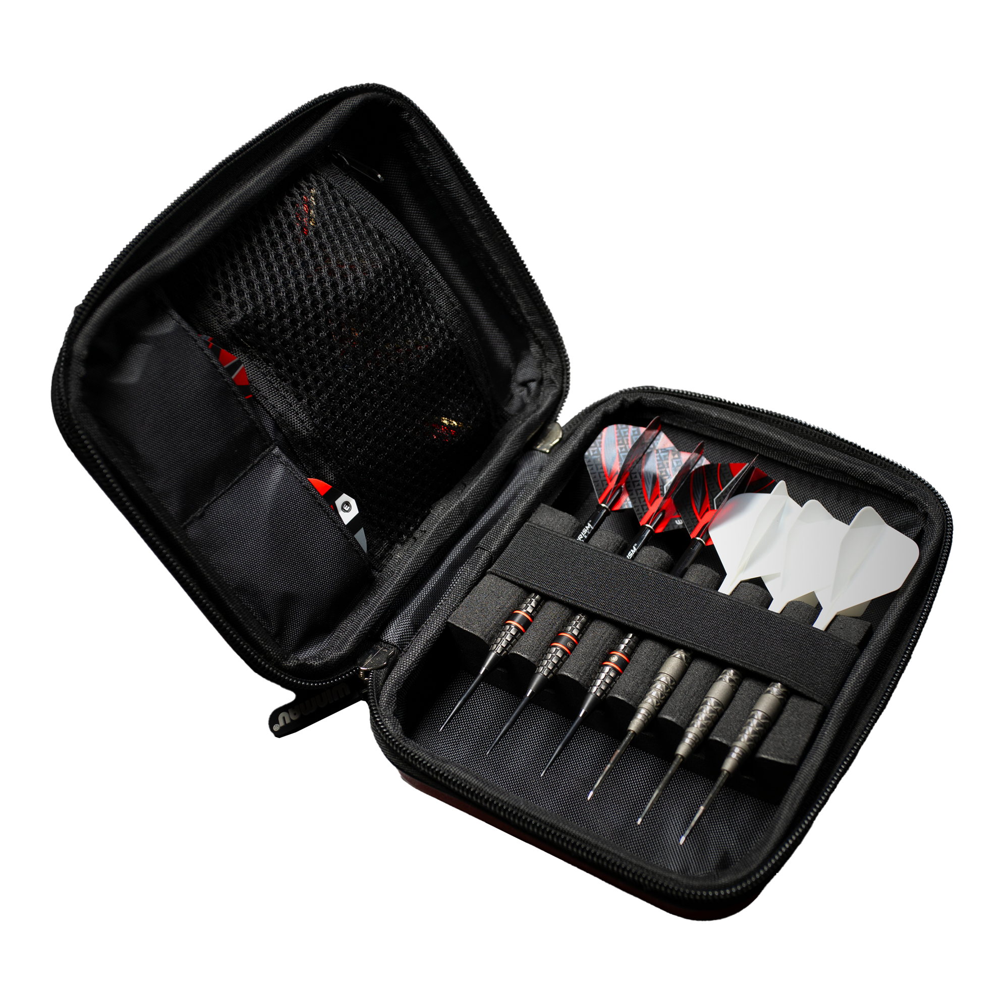 Winmau Armor G2 Dart Wallet Das Bild zeigt ein geöffnetes Dart-Etui mit mehreren Darts und Ersatzflights. Die Darts und Zubehörteile sind ordentlich in dem schwarzen Etui einsortiert.