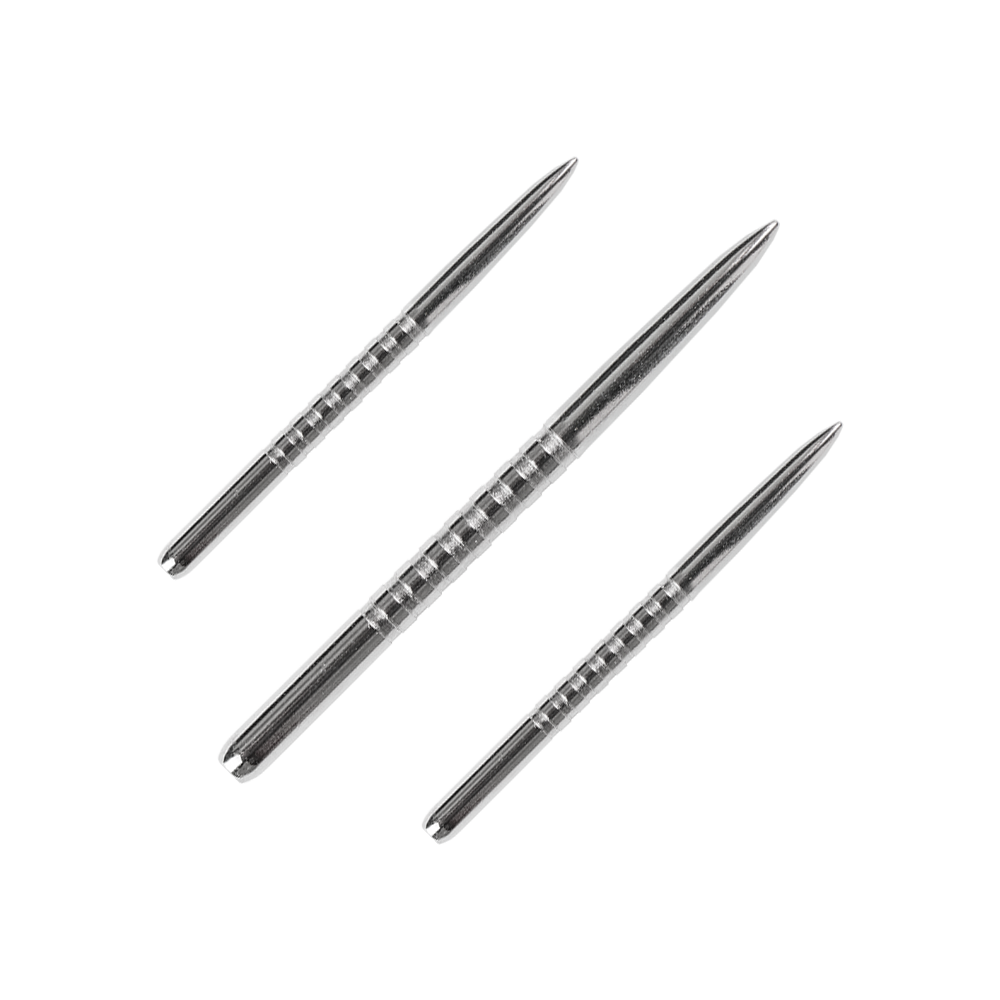 57782_Bulls_GP3_Steeldartspitzen_Silber_38mm_1 Das Bild zeigt drei silberne Steeldartspitzen des Produkts "Bulls GP3 Steeldartspitzen Silber". Die Spitzen sind aus Metall und haben eine gerillte Oberfläche für besseren Halt.