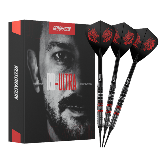 Red Dragon Jonny Clayton RD-ULTRA soft darts - 18g Zu sehen sind die Red Dragon Jonny Clayton RD-ULTRA Softdarts - 18g in voller Ansicht. Die Darts haben eine silberne Barrel, schwarze Details und leuchtende Flights.
