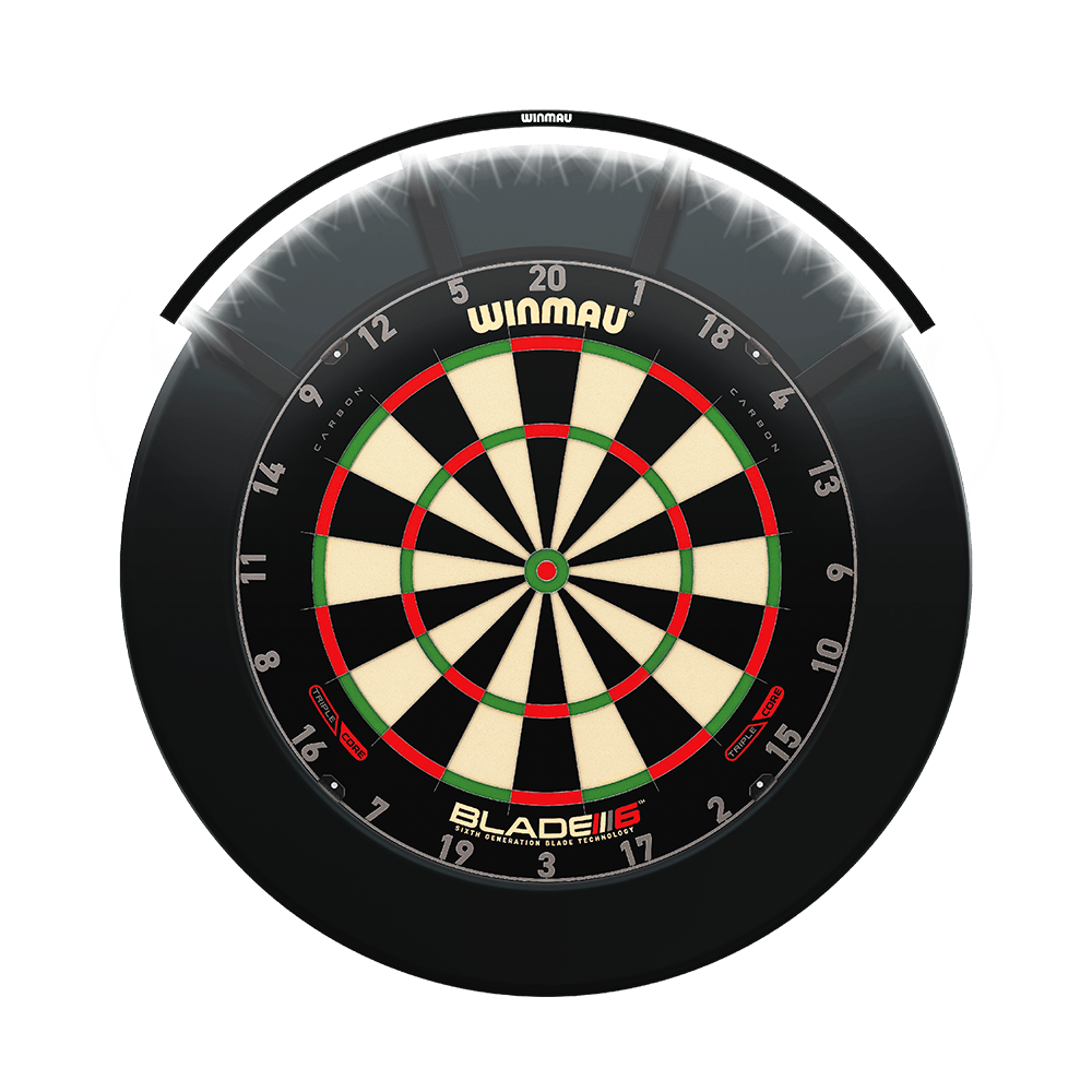 8412_Winmau_Polaris_120_LED_Dartboard_Light_2 Das Bild zeigt das Winmau Polaris 120° LED Dartboard Light, das über einem Dartboard montiert ist. Die LED-Beleuchtung beleuchtet das Dartboard gleichmäßig und sorgt für klare Sicht beim Spielen.
