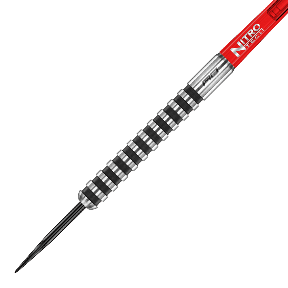 RD2140_Red_Dragon_Javelin_Black_Steeldarts_2 Das Bild zeigt einen Red Dragon Javelin Black Steeldart. Der Dart hat ein schwarz-silbernes Griffdesign und einen roten Schaft.
