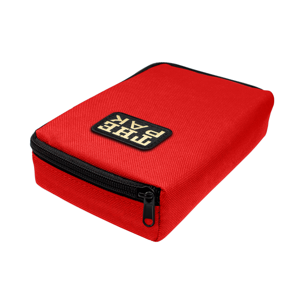 712TP_The_Pak_Dartcase_Rot_2 Das Bild zeigt ein rotes Etui mit schwarzem Reißverschluss. Auf der Oberseite steht das Logo "The Pak".