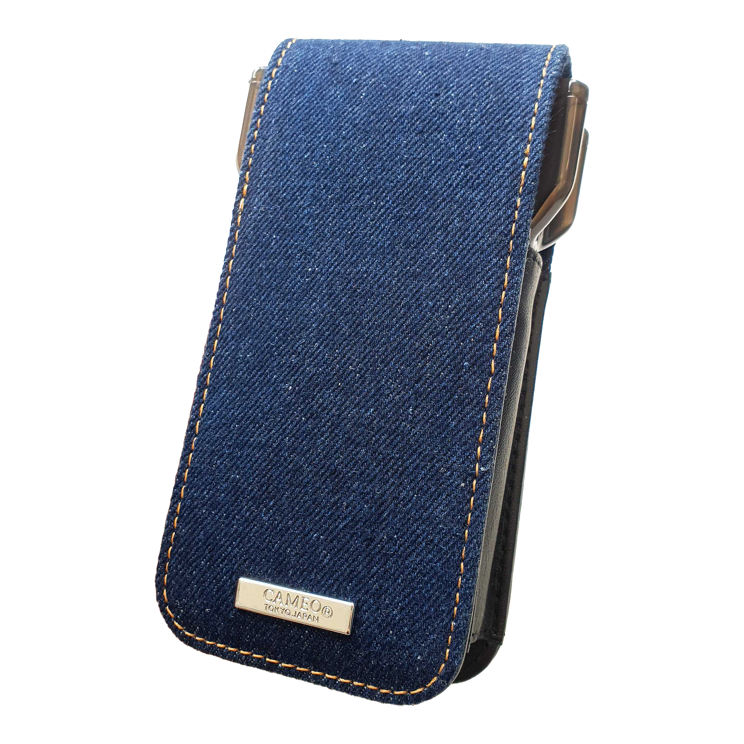 Cameo Acento Denim Dart Case Dies ist ein Dartcase aus indigofarbenem Denim-Stoff. Auf der Vorderseite befindet sich ein Metall-Label mit der Aufschrift "CAMEO TOKYO JAPAN".