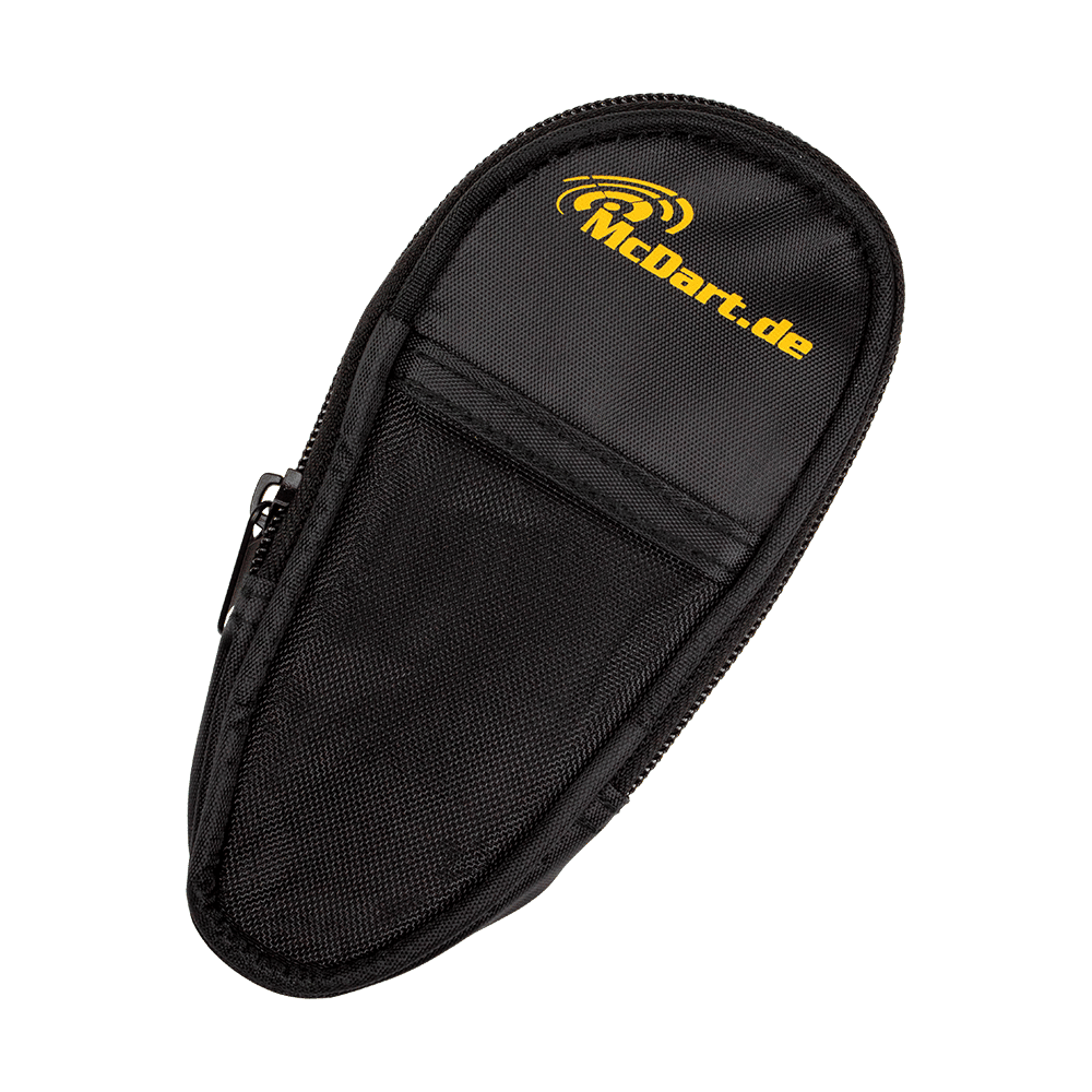 723_McDart_Slim_Case_Darttasche_Schwarz_1 Das Bild zeigt ein schwarzes, schlankes Dart-Etui mit dem Aufdruck "McDart.de" in Gelb. Das Etui hat einen Reißverschluss und bietet Platz zur Aufbewahrung von Darts.