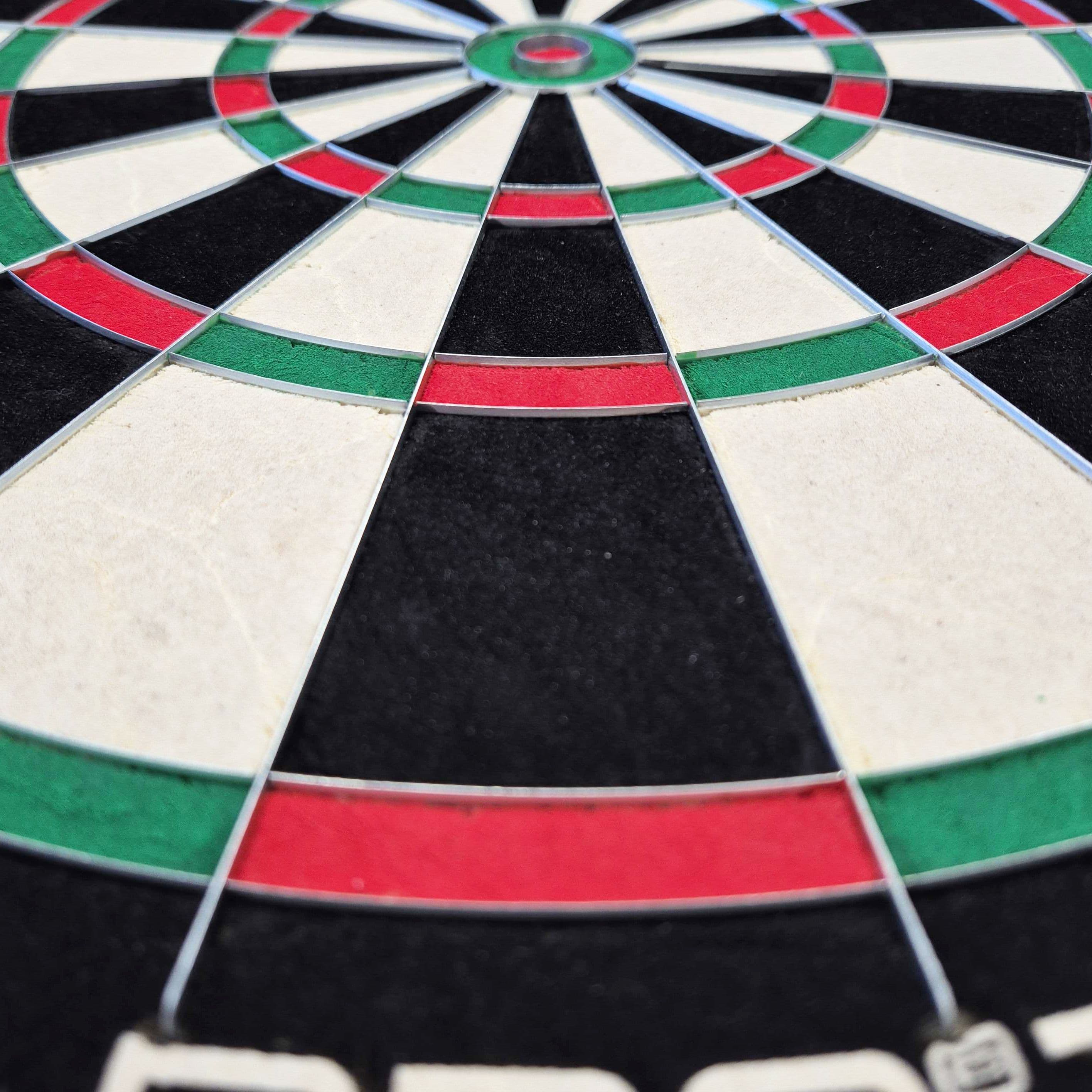Harrows Quadro 240 steel dartboard Das Bild zeigt eine Nahaufnahme des Harrows Quadro 240 Steeldartboards. Die Farbfelder in Schwarz, Weiß, Rot und Grün sind deutlich zu erkennen.