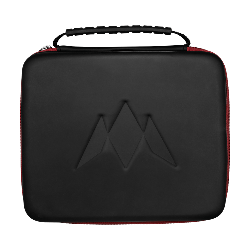 Mission Luxor Dart Wallet Dies ist eine schwarze Tragetasche mit rotem Reißverschluss und einem geprägten Logo auf der Vorderseite. Oben befindet sich ein Griff, um die Tasche leicht zu tragen.