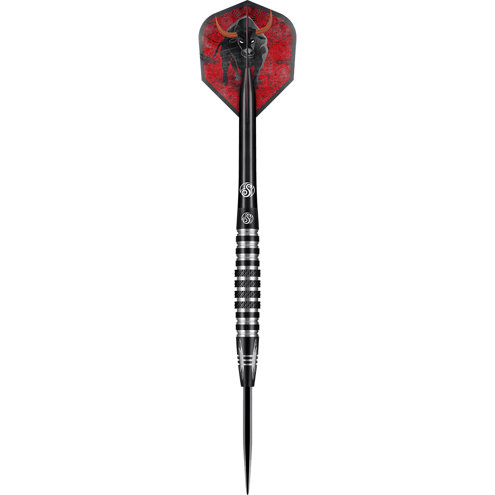 66937_Shot_Americana_The_Wrangler_Steeldarts_1YJmR4FC6x0paj Dieses Bild zeigt einen modernen Steeldartpfeil mit einer schwarz-silbernen Metallspitze. Die Dartflügel sind rot und zeigen das Bild eines schwarzen Stiers.