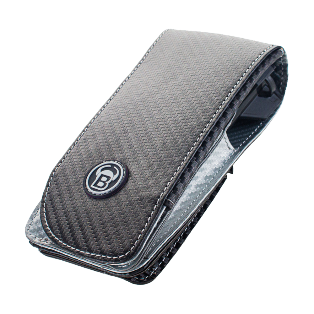 66345_Bulls_SECC_Dartcase_Grey_1 Das Bild zeigt das Produkt "Bulls SECC Dartcase". Es ist ein elegantes Etui mit einer strukturierten Oberfläche und weißer Naht.