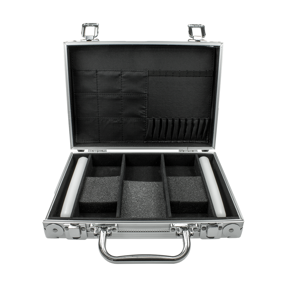 8025-02_Karella_Alukoffer_Silber_3 Der Aluminiumkoffer ist geöffnet und zeigt ein schwarzes, unterteiltes Innenfach. Im Deckel befinden sich verschiedene kleine Taschen und Einsteckfächer.