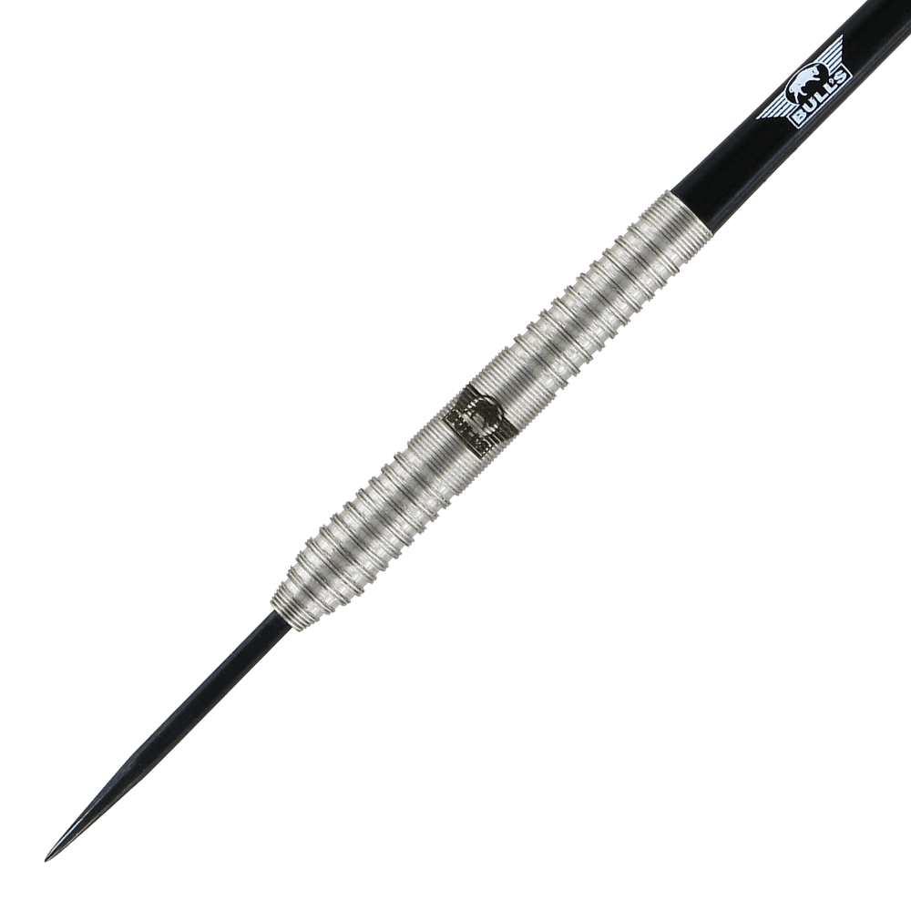 BU17423_Bulls_NL_Dirk_Duijvenbode_Steeldarts_2 Auf dem Bild ist ein silberner Steeldart mit schwarzer Spitze zu sehen. Am Schaft befindet sich das Logo der Marke BULL'S.
