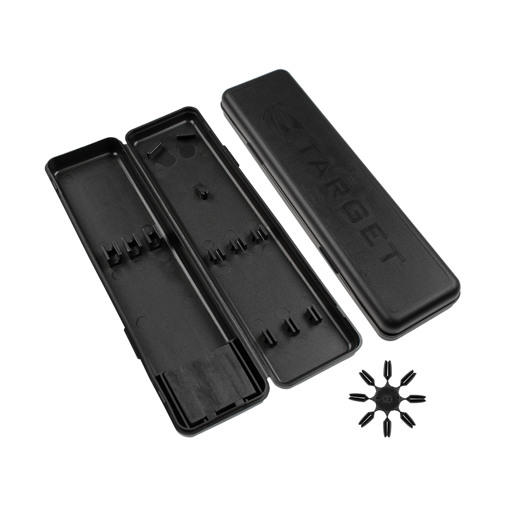 Target_Plastikboxf23GfQf010hUT Das Bild zeigt ein schwarzes, geöffnetes Etui für Darts mit dem Schriftzug "TARGET" auf dem Deckel. Daneben liegt ein kleines, sternförmiges Zubehörteil für Dartspitzen.