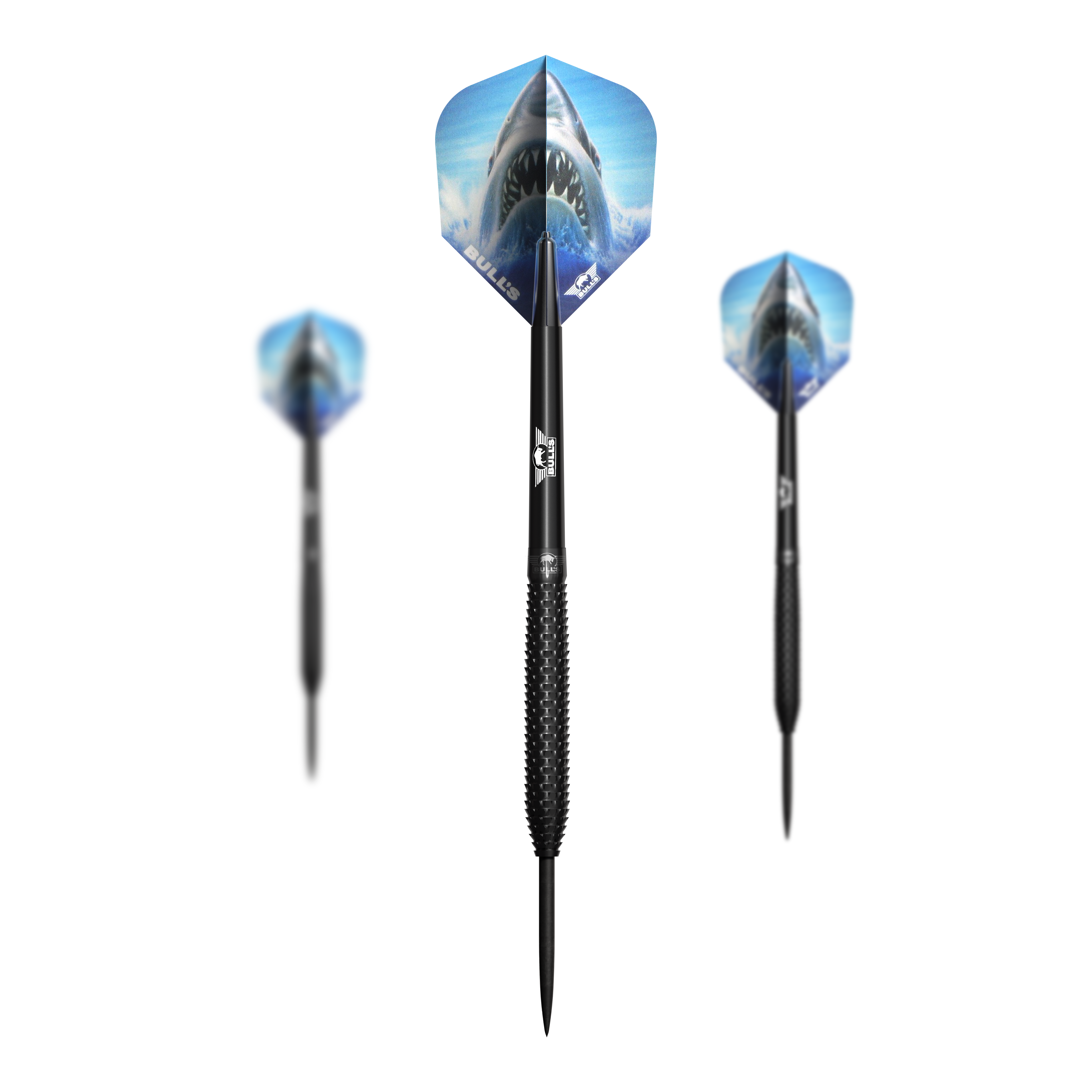 Bulls NL Shark Pro Black Steel Darts Das Bild zeigt drei schwarze Steeldarts mit dem Namen "Bulls NL Shark Pro Black Steeldarts". Die Flights der Darts sind mit dem Bild eines offenen Haifischmauls bedruckt.