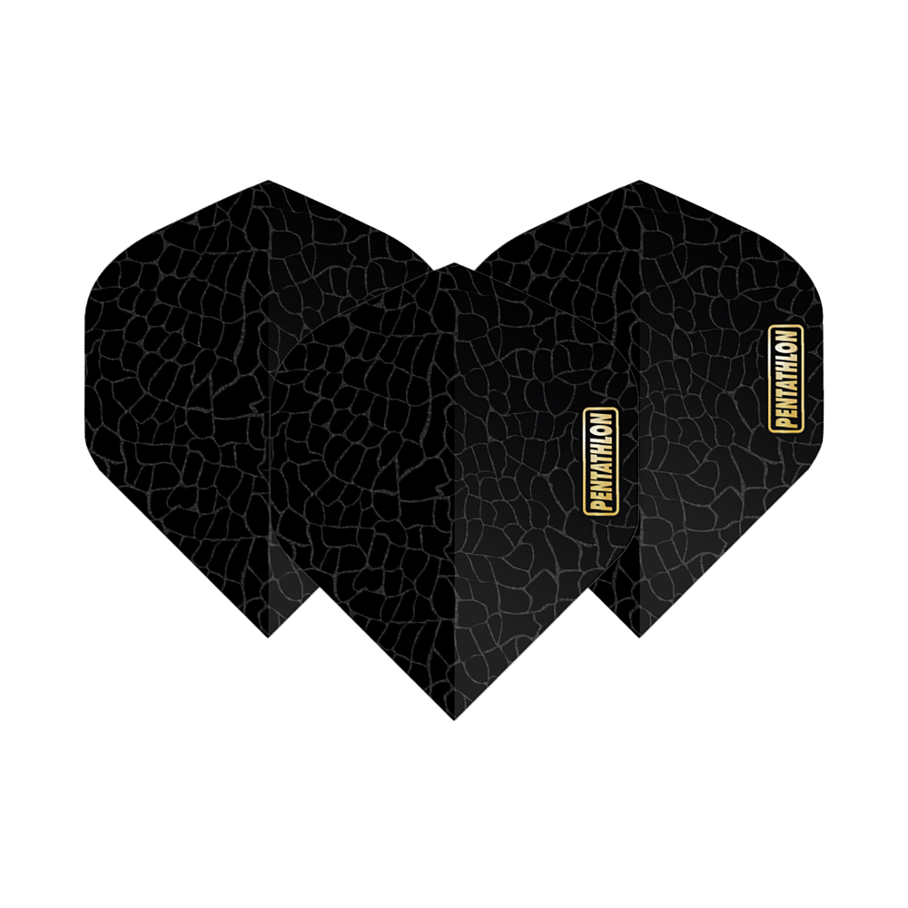 Pentathlon Flights RT Scales Das Bild zeigt die "Pentathlon RT Scales No2 Standard Flights" für Darts. Die Flights sind schwarz mit einem dezenten Schuppenmuster und haben ein goldfarbenes Pentathlon-Logo.