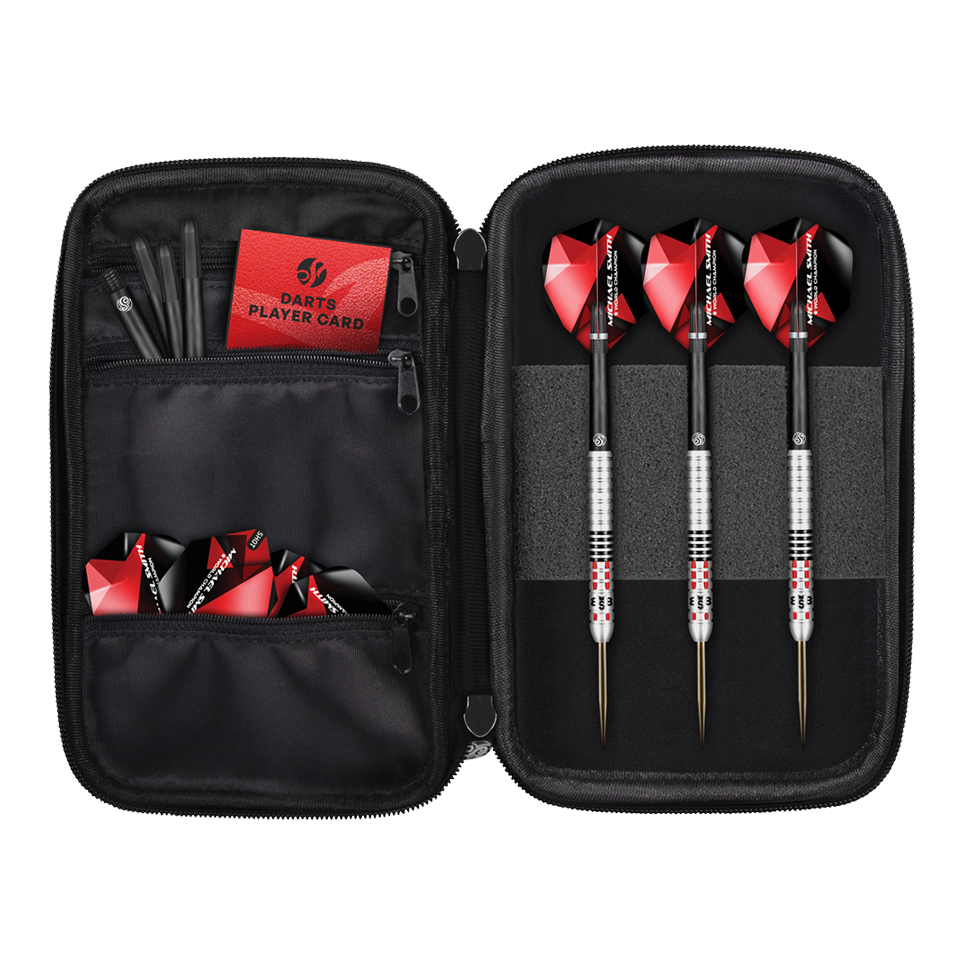 Shot Michael Smith World Champion Pocket Dartcase - Victory Das Bild zeigt das Produkt "Shot Michael Smith World Champion Pocket Dartcase - Victory". Im Etui befinden sich drei Darts, Ersatzteile und eine Darts-Spielerkarte, alles ordentlich verstaut.