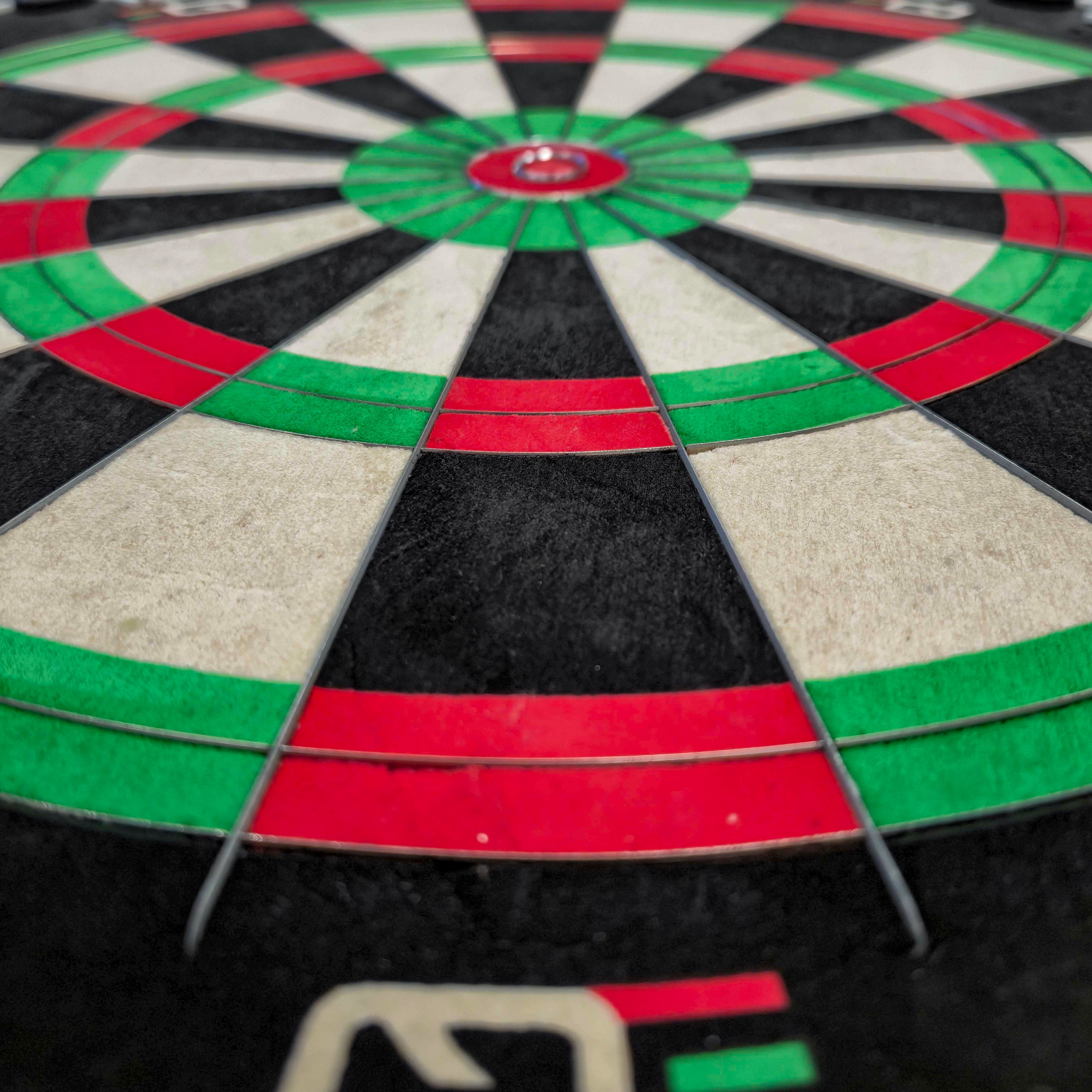 Winmau equalizer steel dartboard Das Bild zeigt das Winmau Equalizer Steeldartboard. Es handelt sich um ein Dartboard für Steeldarts.