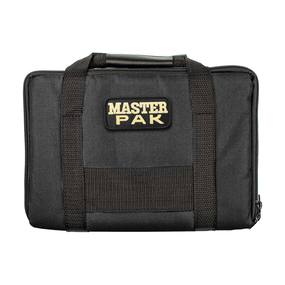 Pak2_Master_Pak_Darttasche_Schwarz_1 Die Abbildung zeigt eine schwarze Tasche mit dem Schriftzug "MASTER PAK" auf der Vorderseite. Es handelt sich um die Master Pak Darttasche mit zwei stabilen Tragegriffen.
