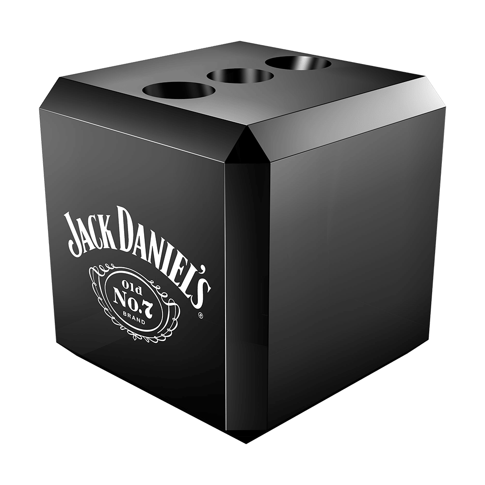 JD7019_Mission_Jack_Daniels_W-rfel_Darts_Display_1 Das Bild zeigt einen schwarzen Würfel mit dem Jack Daniel's Logo darauf. Oben auf dem Würfel befinden sich drei runde Öffnungen zur Aufbewahrung von Darts.