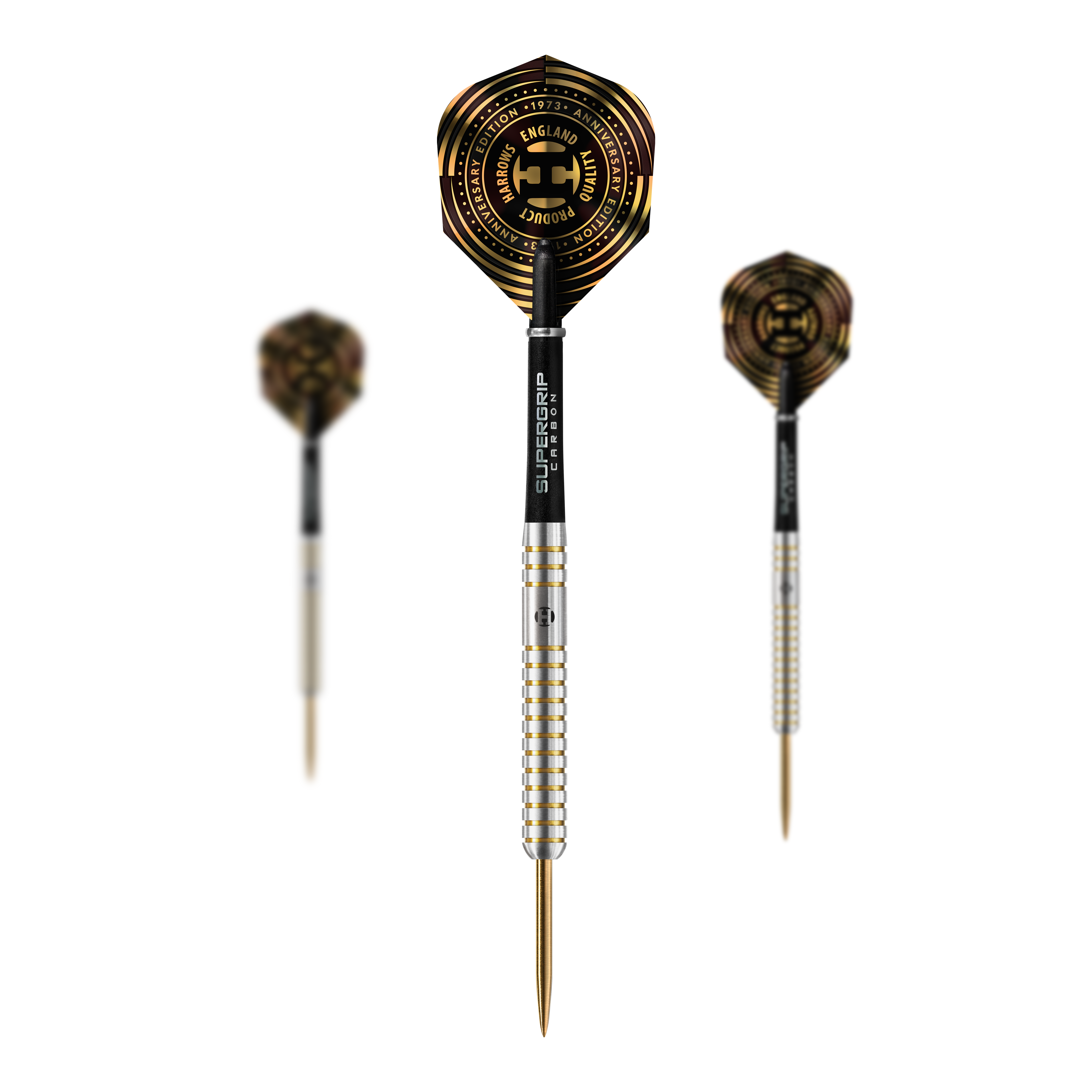 Harrows Anniversary Edition The Original Steeldarts Auf dem Bild sind drei Steeldarts mit silbernem Schaft und gold-schwarzen Flights zu sehen. In der Mitte steht ein Dart, auf dessen Flight das Logo zum Jubiläum der Marke Harrows abgebildet ist.