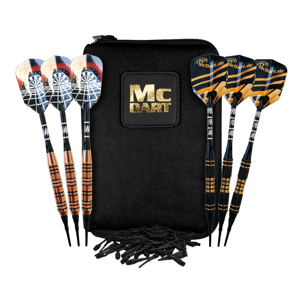 McDart Tasche mit 6 Softdarts und Zubehör Das Bild zeigt eine schwarze McDart-Tasche mit goldener Aufschrift. Davor liegen sechs Softdarts und etwas Zubehör.