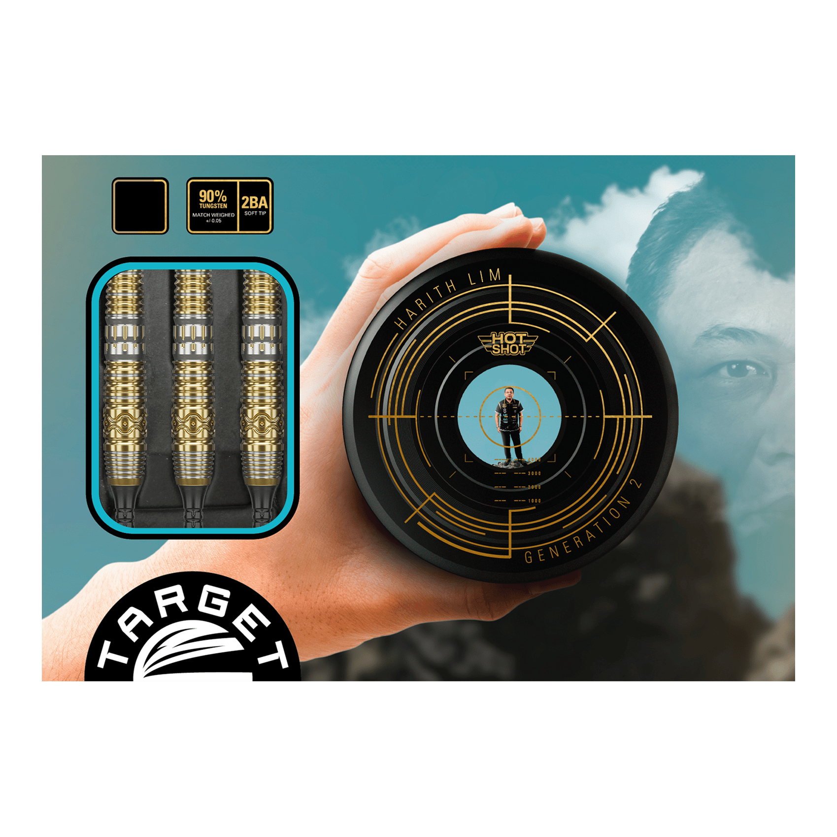 Target Japan Hot Shot GEN2 Soft Darts - 19g Das Bild zeigt die Target Japan Hot Shot GEN2 Softdarts mit einem Gewicht von 19g. Drei goldfarbene Darts sind in einer Box zu sehen, daneben wird ein rundes Behältnis mit einem Zielscheiben-Design präsentiert.
