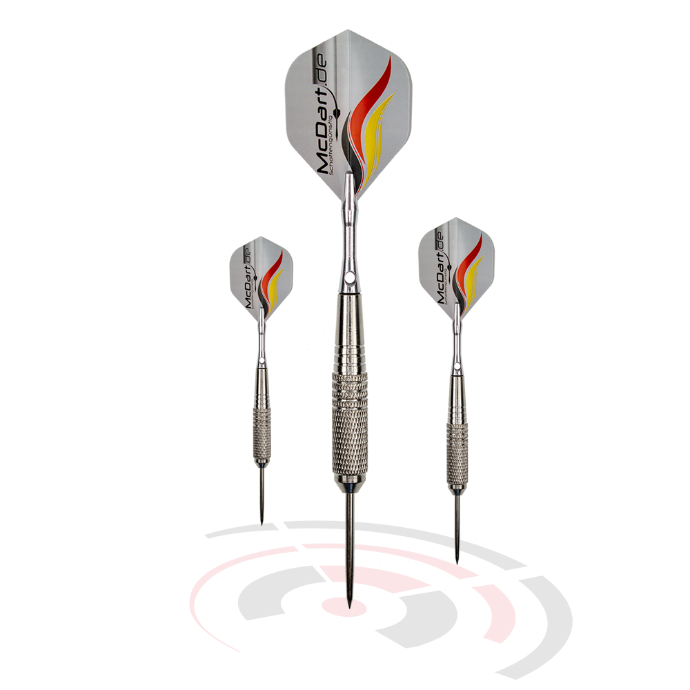 MCST7_McDart_Nickel_Silver_Steeldarts_1 Das Bild zeigt drei silberne Steeldarts der Marke "McDart Nickel Silver Steeldarts" mit auffälligen Flights. Die Darts stehen aufrecht auf einem stilisierten Zielscheiben-Muster.
