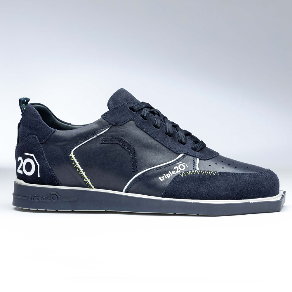 20102005-00_Triple20_Dartschuhe_Leder_Blau_Weiss_2 Triple20 Dartschuhe Leder in Blau und Weiß sind als Paar abgebildet. Die Schuhe haben eine klassische Sportschuhform.