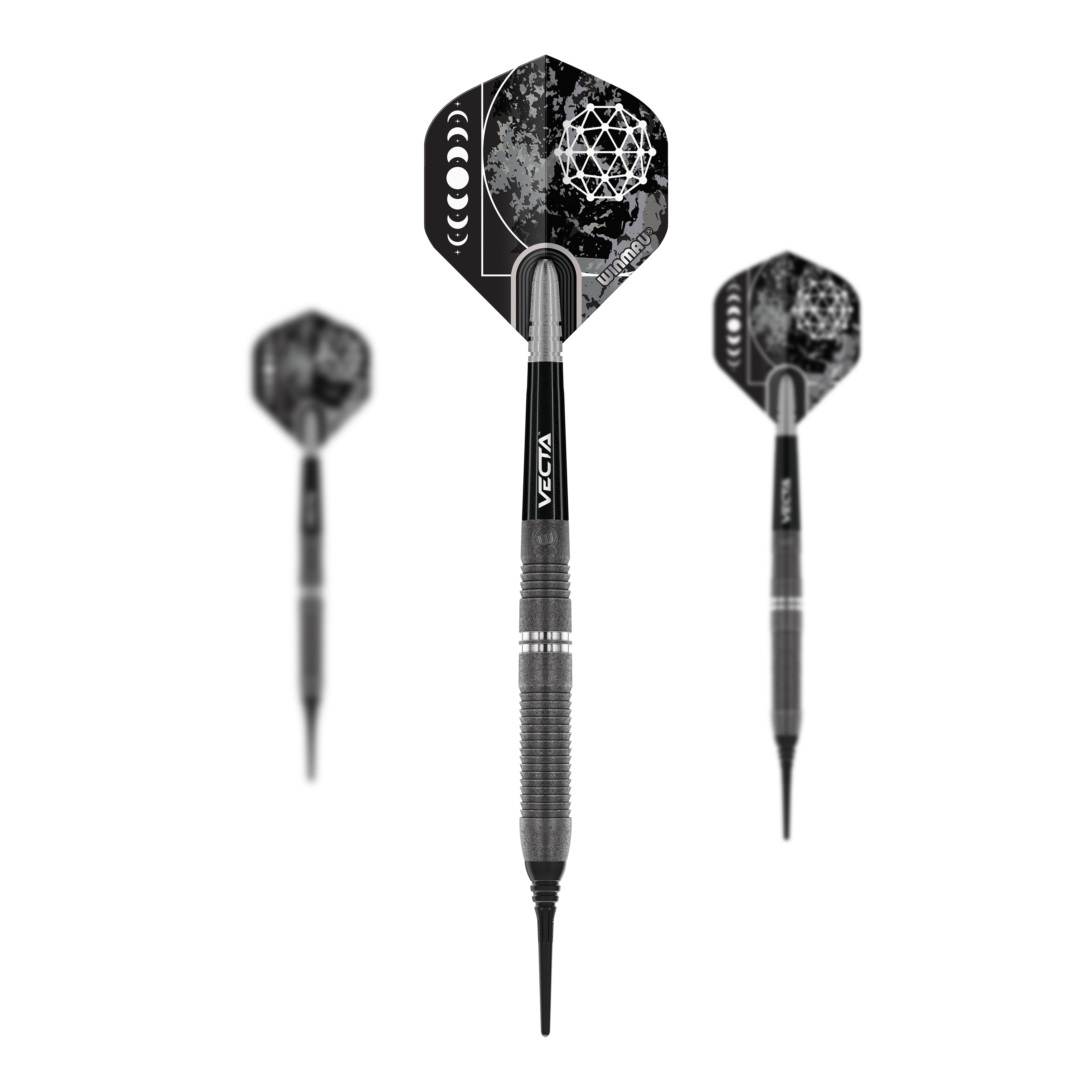 Winmau Callisto 03 soft darts - 20g Das Bild zeigt drei Softdarts des Modells "Winmau Callisto 03" mit einem Gewicht von 20g. Die Darts haben schwarze Flights mit geometrischem Muster und schwarzen Schäften.