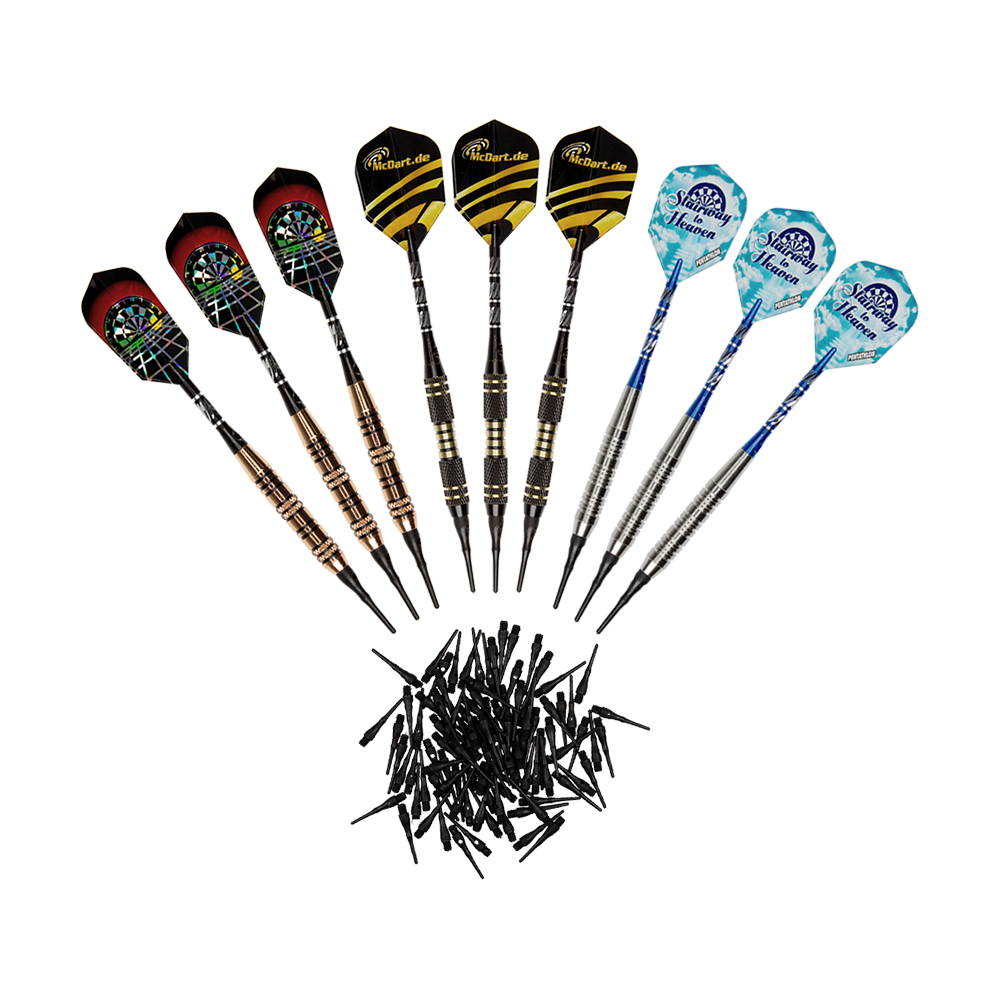 DP03SD_McDart_9er_Softdarts_1 Das Bild zeigt neun Softdarts der Marke McDart, die in drei verschiedenen Designs angeordnet sind. In der Mitte liegt ein Haufen mit vielen schwarzen Ersatzspitzen.