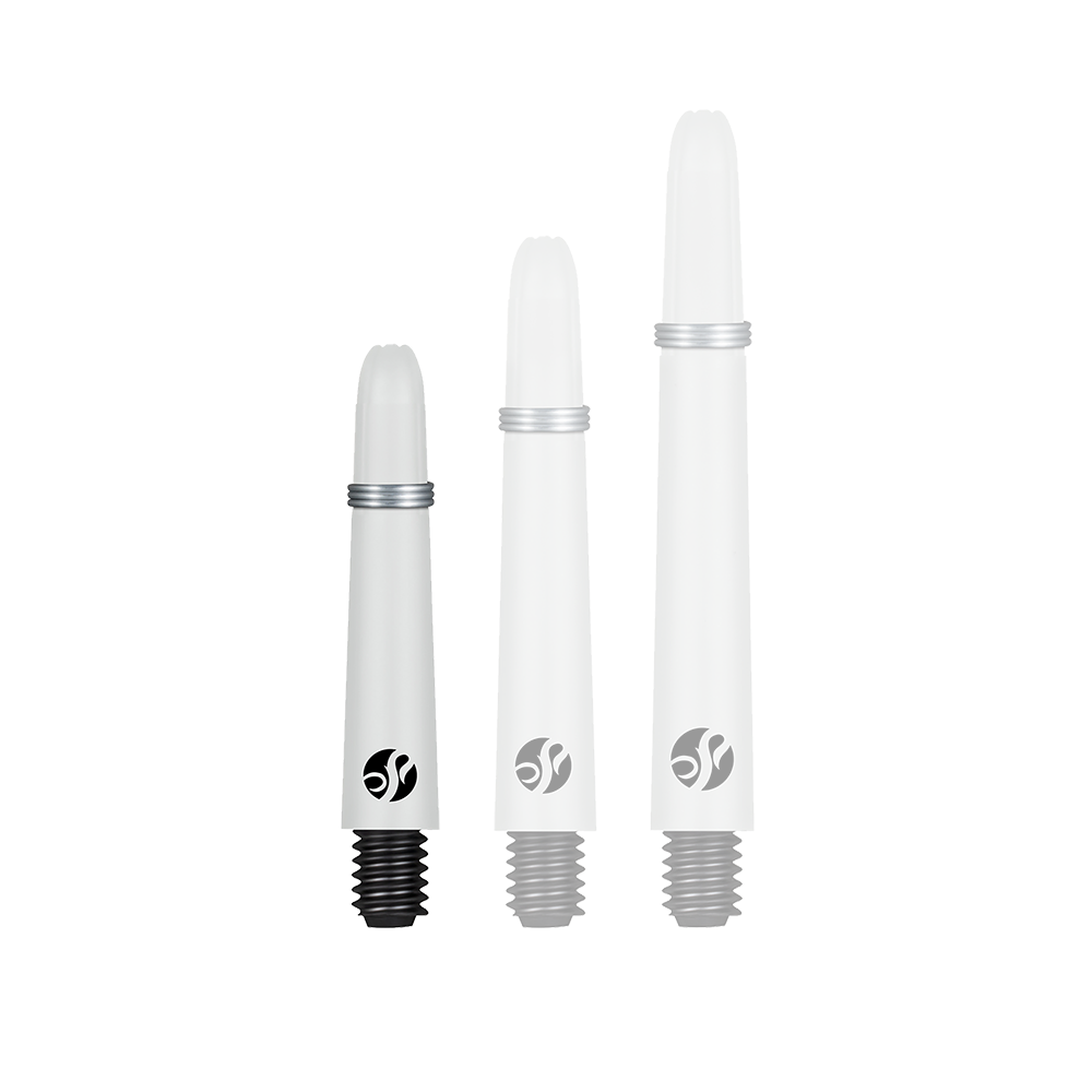 Shot Koi Carbon Shafts - White Das Bild zeigt drei weiße Dartschäfte in unterschiedlichen Längen, die nebeneinander aufgestellt sind. Jeder Schaft hat einen silbernen Ring und ein schwarzes Schraubgewinde am unteren Ende.