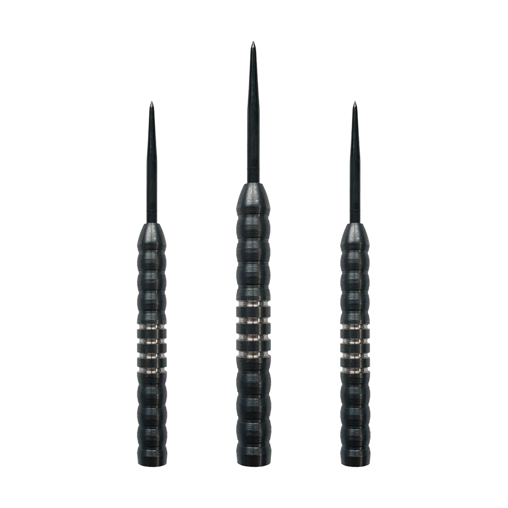 McDart Midnight V1 steel dart barrels Das Bild zeigt drei Steeldart-Barrels des Produkts „McDart Midnight V1 Steeldart Barrels“. Die Barrels sind schwarz mit silbernen Rillen und haben eine gerillte Oberfläche für besseren Halt.
