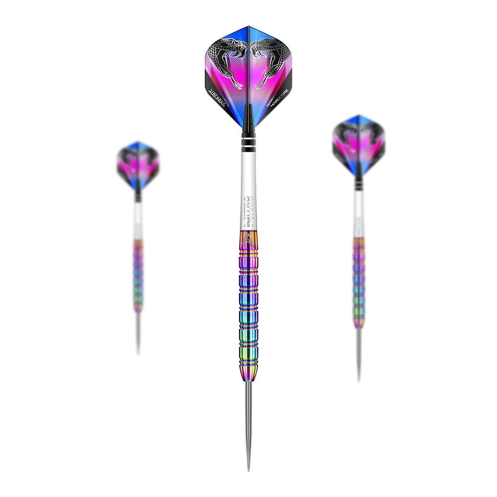 Red Dragon Peter Wright Snakebite 1 Rainbow Steeldarts Das Bild zeigt drei Steeldarts des Produkts "Red Dragon Peter Wright Snakebite 1 Rainbow". Die Darts haben einen bunten, regenbogenfarbenen Schaft und Flights mit Schlangenkopf-Design.