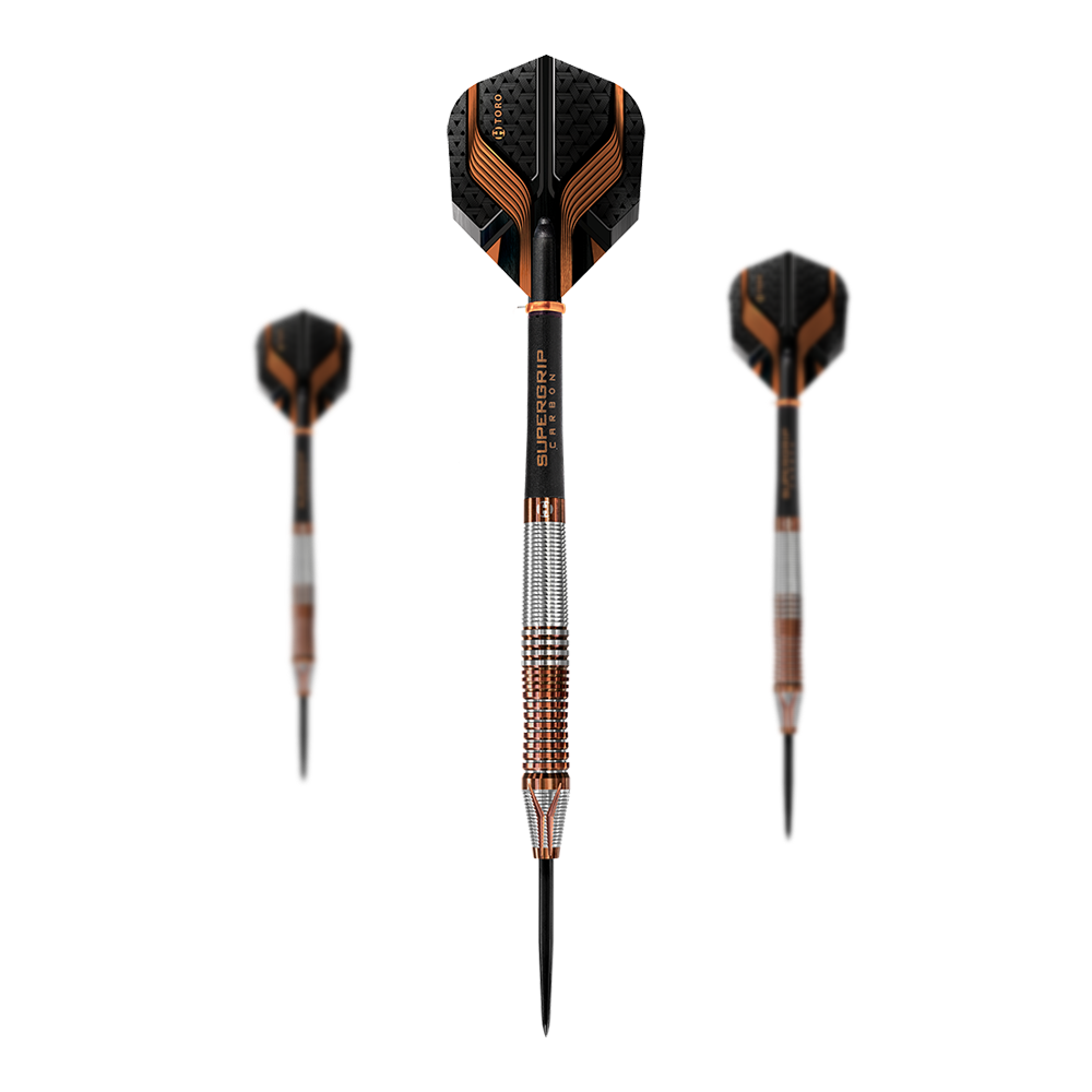 Harrows Toro steel darts Auf dem Bild sind drei Steeldarts zu sehen, wobei einer mittig im Vordergrund steht und die anderen beiden im Hintergrund sind. Die Darts haben schwarze und orangefarbene Flights sowie silberne und bronzefarbene Griffe.