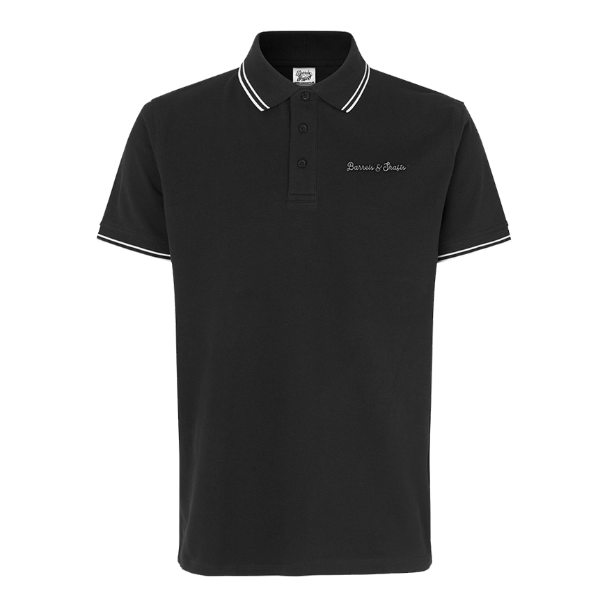 Barrels and Shafts Polo Shirt - Black Das Bild zeigt ein schwarzes Poloshirt mit weißen Akzenten an Kragen und Ärmeln. Auf der Brust ist der Schriftzug "Barrels & Shafts" eingestickt.