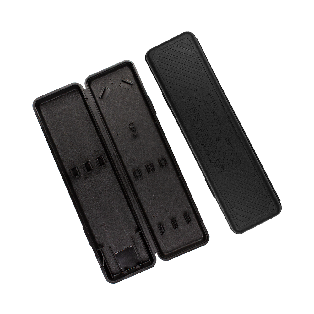 Harrows_PlastikboxC8LPf9iNCJapU Das Bild zeigt eine schwarze Kunststoffbox für Harrows Supergrip Ultra Softdarts. Die Box ist geöffnet und das Harrows-Logo ist auf dem Deckel zu erkennen.