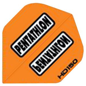 hd9 Das Bild zeigt ein orangefarbenes Dart-Flight mit der Aufschrift "PENTATHLON". In der Ecke steht "HD150" in schwarzer Schrift.