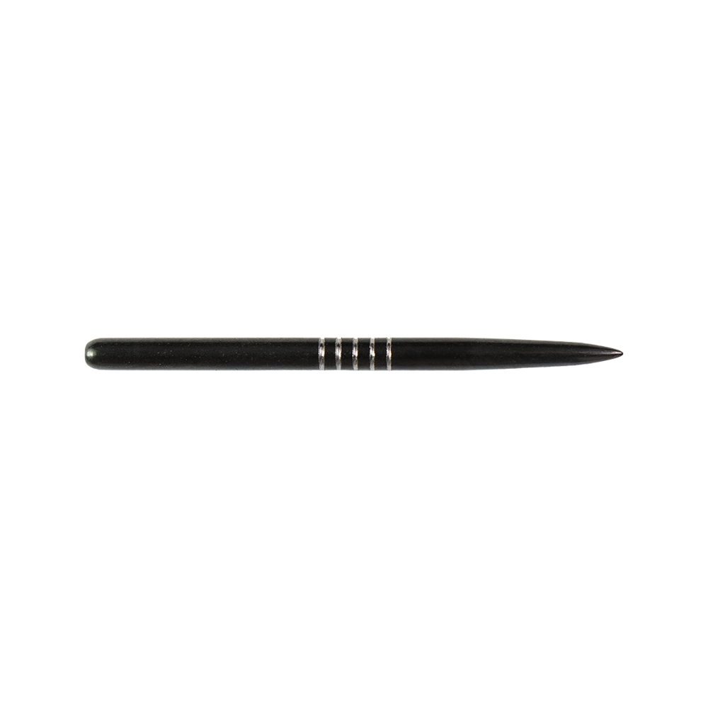 57747_Bulls_GP2_Steeldartspitzen_Schwarz_38mm_2 Das Bild zeigt eine schwarze Steeldartspitze des Produkts "Bulls GP2 Steeldartspitzen Schwarz". Die Spitze hat mehrere silberne Rillen in der Mitte zur besseren Griffigkeit.