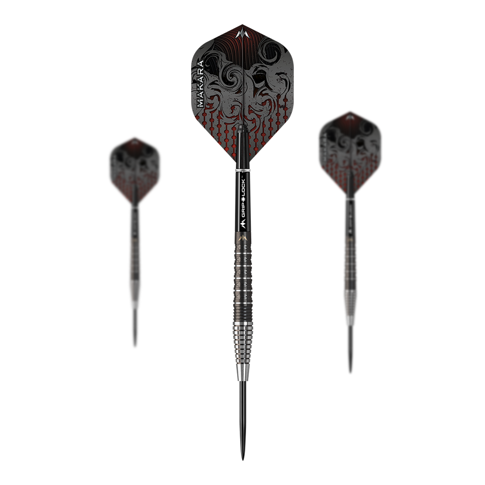 Mission Makara M2 steel darts - 23g Das Bild zeigt drei Steeldarts des Produkts "Mission Makara M2 - 23g". Die Darts haben schwarze Flights mit einem roten Muster und einem silber-schwarzen Barrel.