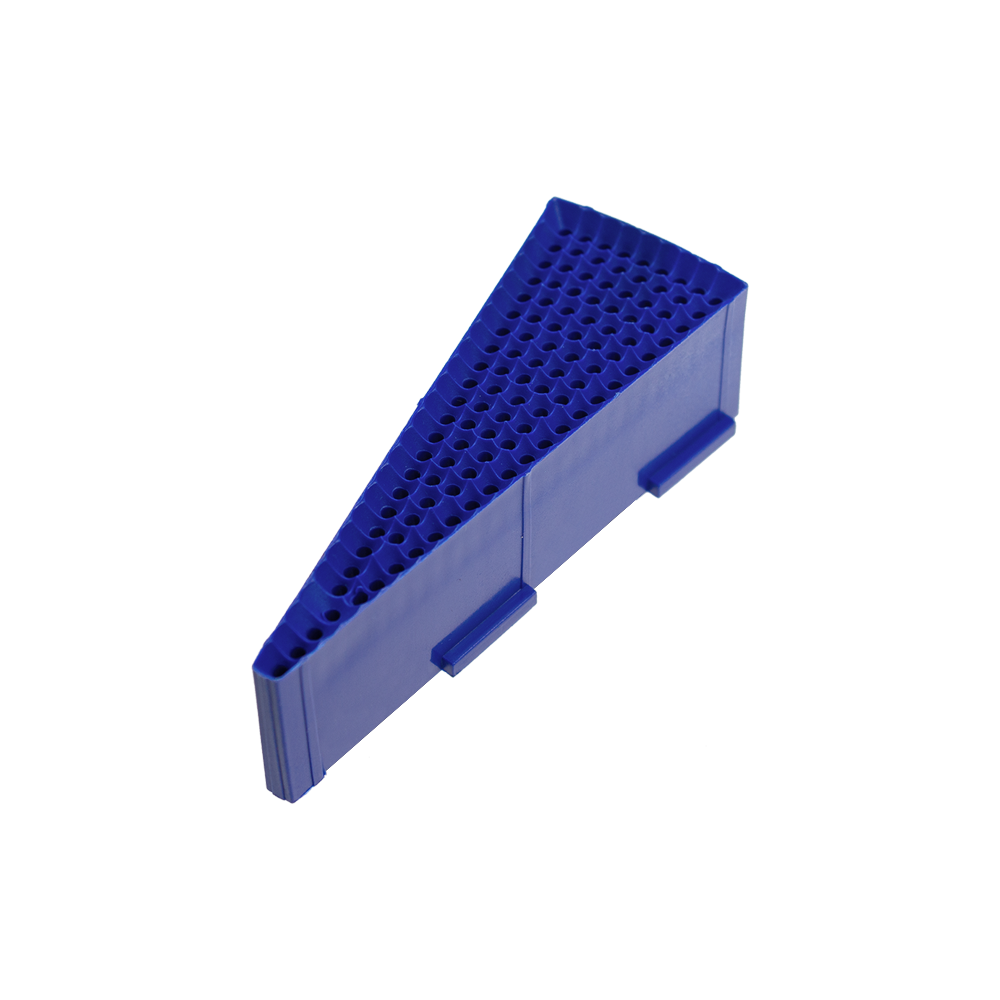 Das Bild zeigt ein blaues Ersatzfeld für eine Löwen Dart-Scheibe. Das Feld ist dreieckig und hat viele kleine Löcher für die Dartspitzen.