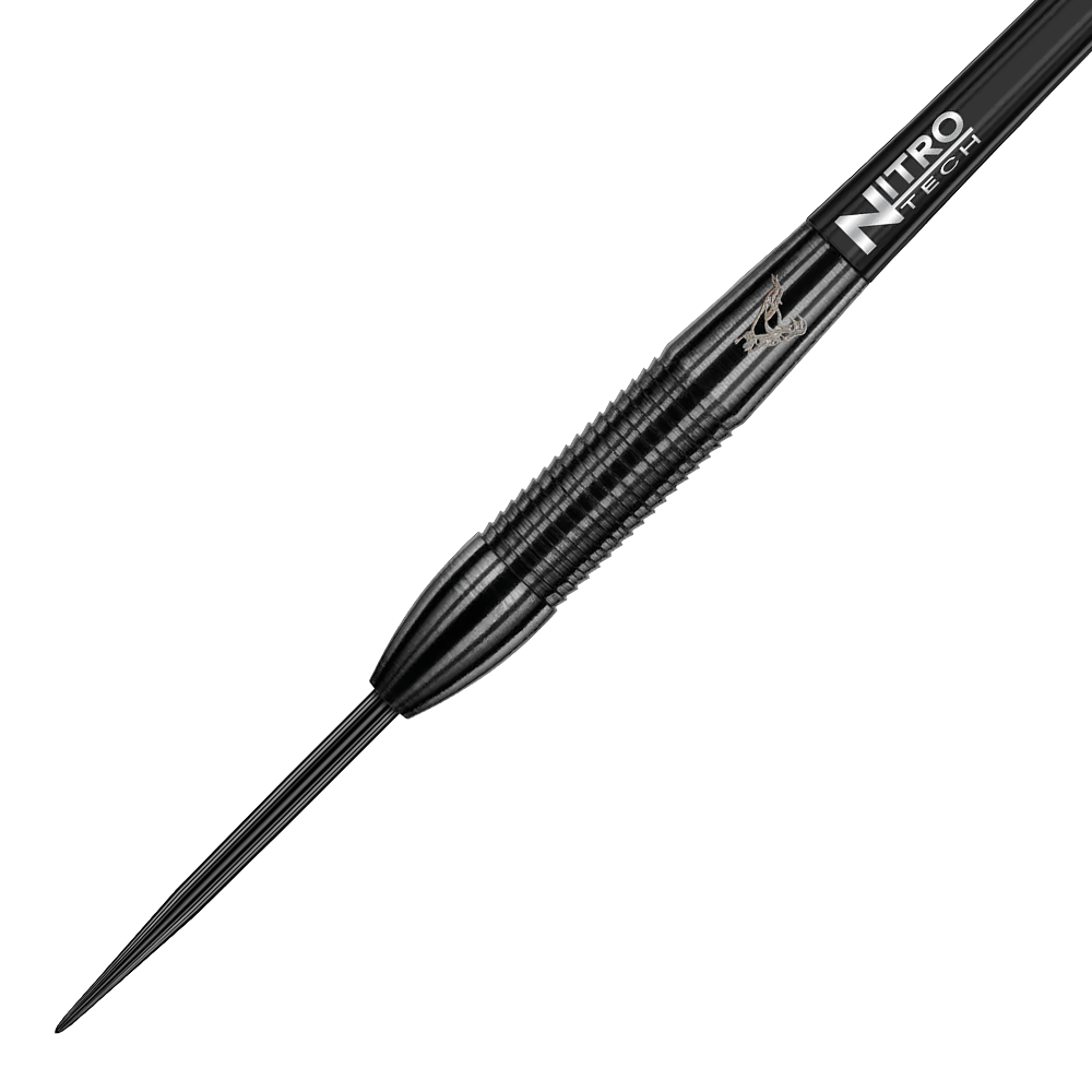 RD1383-RedDragon-Peter-Wright-Snakebite-3-Black-Player-Darts-2 Das Bild zeigt einen schwarzen Steeldart der Marke Red Dragon, Modell Peter Wright Snakebite 3. Auf dem Schaft steht "Nitro Tech" und das Design wirkt hochwertig und präzise verarbeitet.
