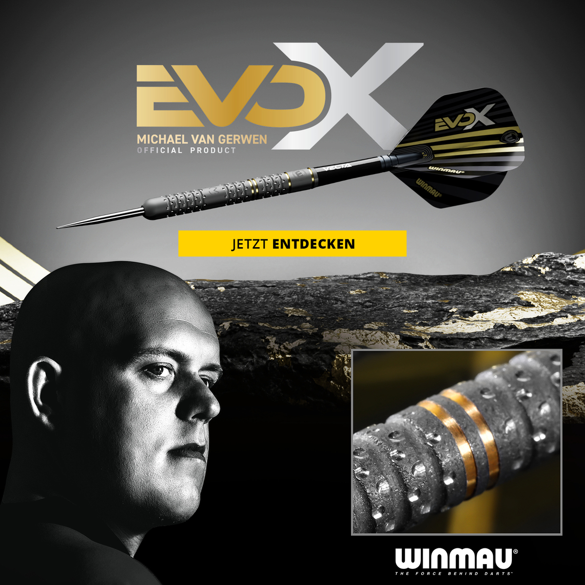 Das Bild zeigt einen schwarzen Dartpfeil der Marke Winmau mit goldenen und silbernen Akzenten. Links ist die Verpackung mit dem Schriftzug „EVO X“ und einem Porträt abgebildet, rechts sind Details des Dartpfeils zu sehen.