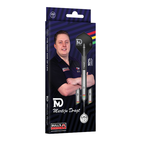 Die Abbildung zeigt die Verpackung der "Bulls Martijn Dragt Steeldarts - 24g". Auf der Schachtel ist ein Bild von Martijn Dragt sowie die abgebildeten Steeldarts zu sehen.
