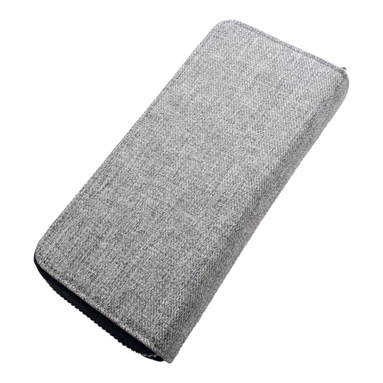 Cameo Business Case Pro3 Das Bild zeigt ein graues, rechteckiges Etui mit Stoffüberzug. Das Etui liegt auf einem schwarzen Hintergrund.