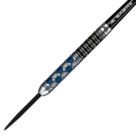 M001310_Mission_Hexon_Steeldarts_2 Das Bild zeigt einen Mission Hexon Steeldart mit einem Gewicht von 23 Gramm. Der Dart hat ein silbernes Design mit blauen Hexagon-Mustern auf dem Griffbereich.