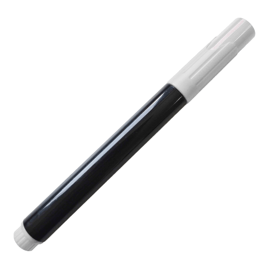 Auf dem Bild ist ein schwarzer Whiteboard-Marker mit weißer Kappe zu sehen. Der Marker liegt schräg auf einem neutralen Hintergrund.