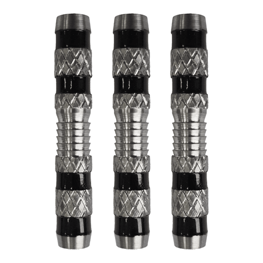 McDart Knurled Grip Soft Dart Barrels - 18g Das Bild zeigt drei silberne Softdart-Barrels mit einem geriffelten Griff und schwarzen Rillen. Es handelt sich um das Produkt „McDart Knurled Grip Softdart-Barrels - 18g“.
